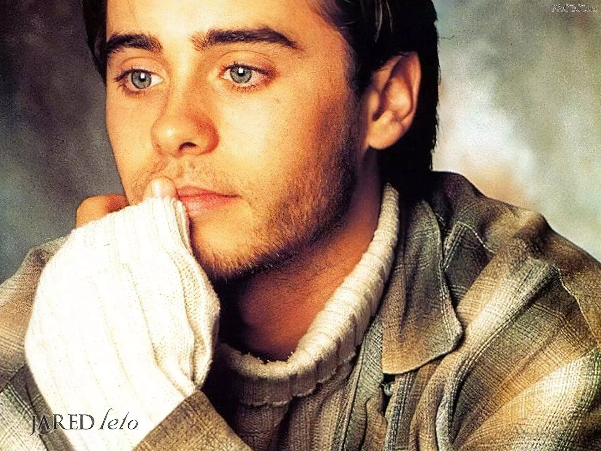 Jared Leto, beżowy golf