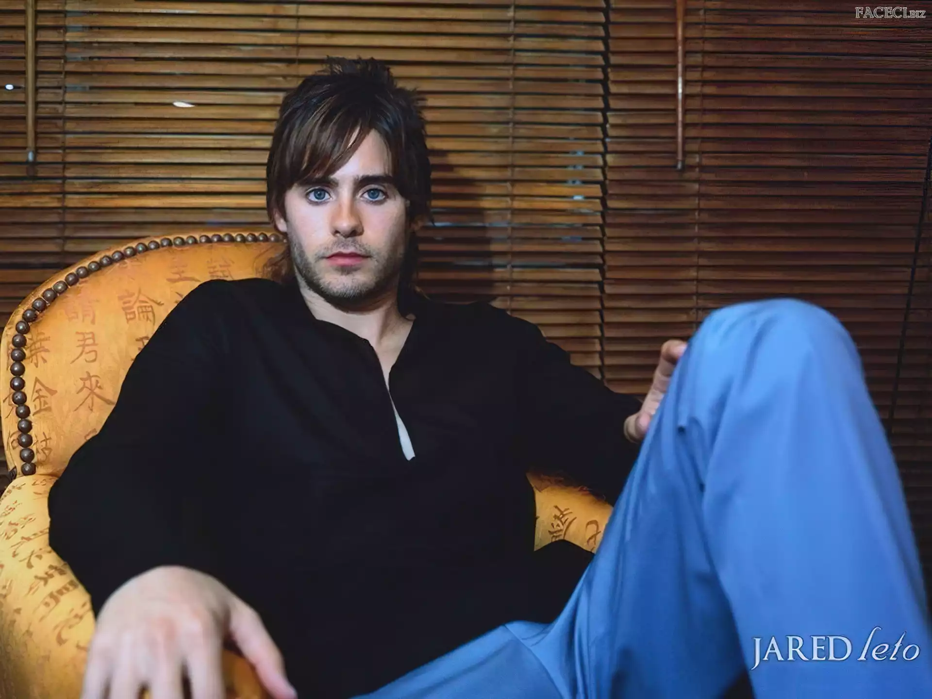 niebieskie spodnie, Jared Leto, czarna koszula